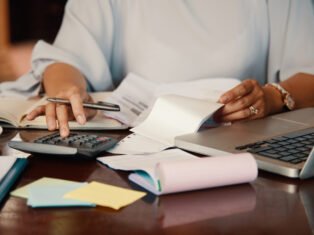 O enquadramento tributário, também conhecido como regime tributário, refere-se à forma como uma empresa é tributada pelo governo